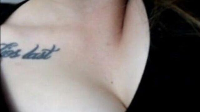 Женщина мастурбирует онлайн