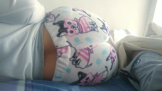 Я позволила своему пасынку спать со мной, он пользуется случаем, чтобы трахнуть меня