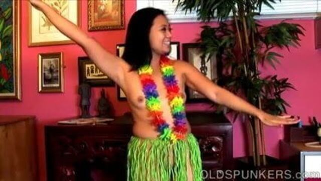 Возбужденная гавайская милфа думает о том, как ты трахаешь ее сочную киску