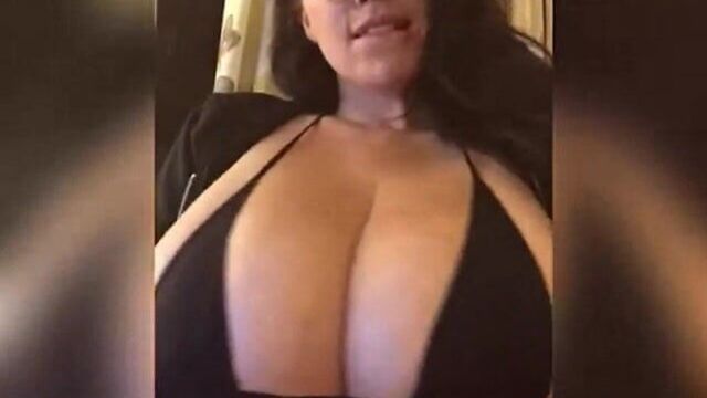 Забавная ликующая мидия в виде крыла ангела