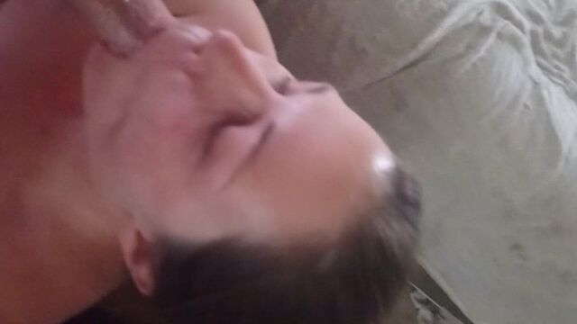 Грязный трах в глотку для жены куколда в Сан-Диего - большой белый член