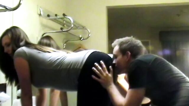 Возбужденная пара наслаждается ее пердежами