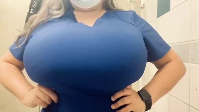 Медсестра в ванной