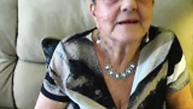 80-летняя декольте бабушки