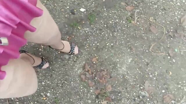 Сисси заперли и застряли в одежде и получают унизительные задания