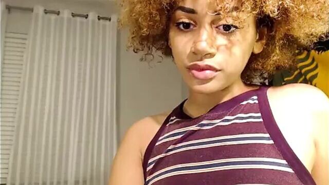 Queen с Kitty играет с дилдо