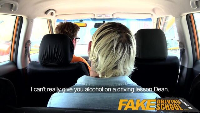 Fake Driving School сексуальные возбужденные ученицы тайно трахаются