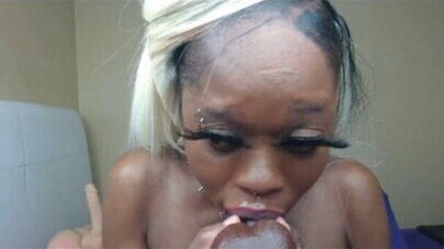 Чернокожая неряшливо сосет дилдо