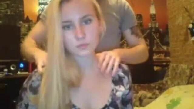 Сексуальная блондинка дрочит волосами и волосяными булками, длинные волосы, волосы, булочка