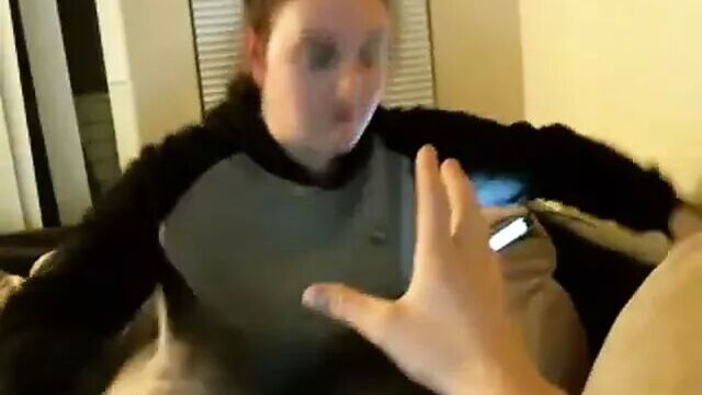 Нащупываю подругу, пока она сосет его хуй