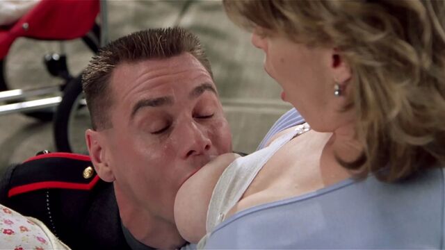 Сосет сиськи матери (забавная отредактированная сцена)