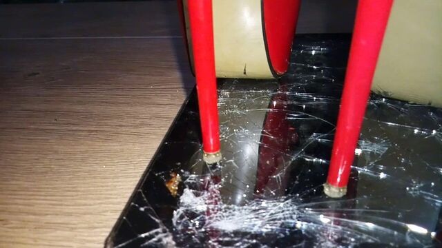 Lady I влюблена в Tab с сексуальными красными высокими каблуками.