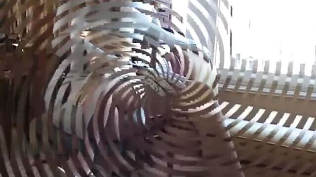 Женщины в белых кожаных перчатках