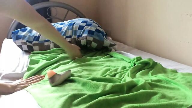 Шпаление и трение о ее игрушки заставляют ее кончить