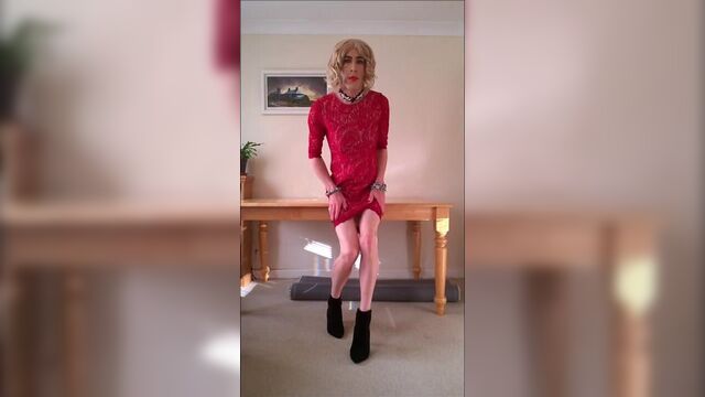 Сексуальное красное платье в бутике