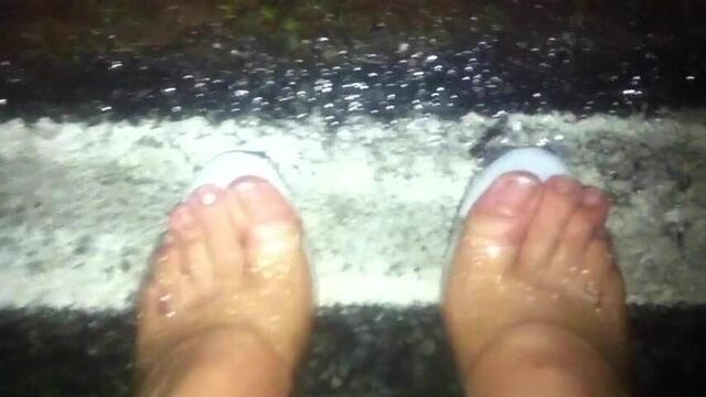 Обнаженные ступни в сексуальном чистом ублажают высокие каблуки