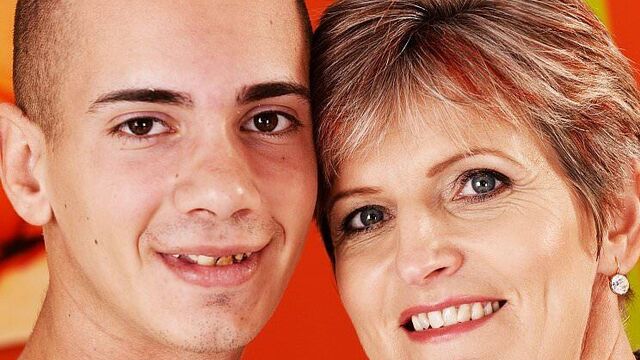 Зрелая мама Lannie скачет на молодом хуе