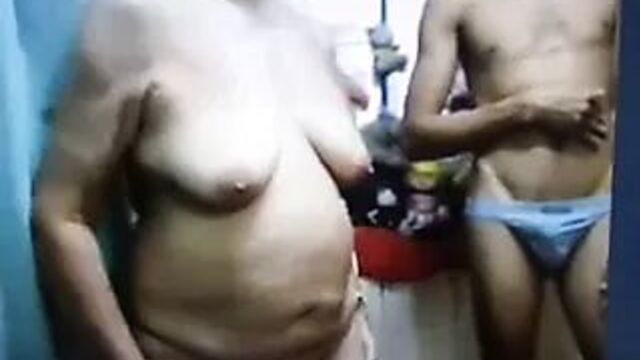 Бабушка и паренек играют