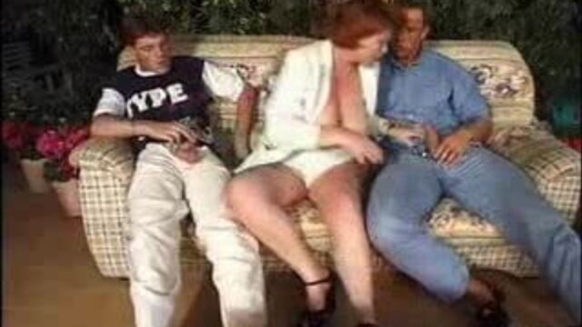 Старая рыжая женщина ищет жесткий секс