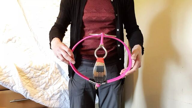 Трансвестит в розовом поясе целомудрия