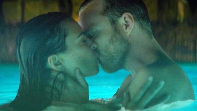 Обнаженная сцена с Emily Rtajkowski на scandalplanet.com