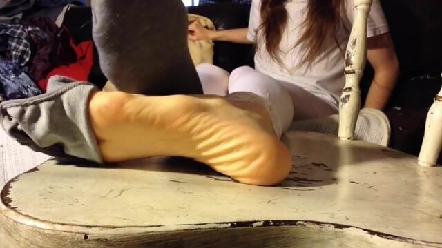 Серые носки с подошвами