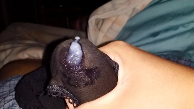 Дрочу в трусиках и кончаю в промежный карман