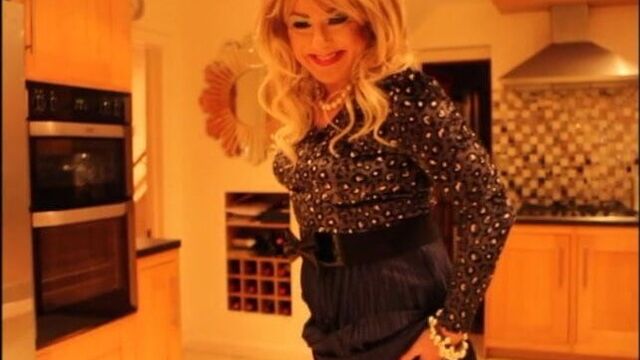 Sindy в синем леопардовом принте и атласной юбке