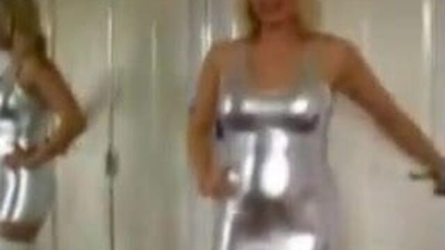 Белые сапоги на высоком каблуке до бедра