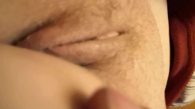 Шлюшка трахает киску мужчины