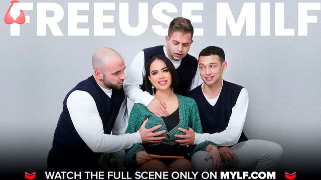 Милфа - супер-горячей милфе в ее ретро-тренировочном снаряжении глубоко трахают киску после тренировки