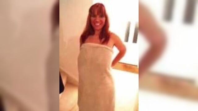 Janey B входит в дверь