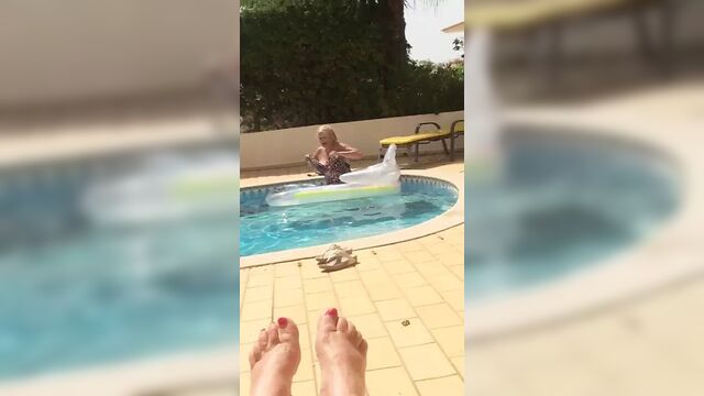 Милфа с большими сиськами вывалилась из гардероба, выскользнул сосок