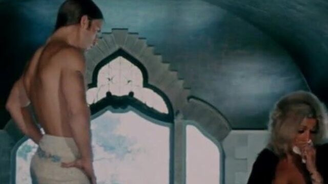 Joe Dallesandro шлепает себя в течке (1972)