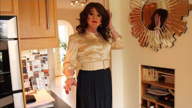 Золотая блузка и синяя юбка со складками