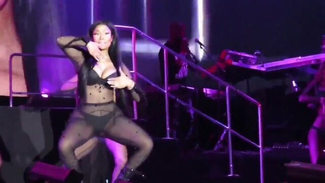 Nicki Minaj - под открытым небом, фрауенфельд 2015 (стринги)
