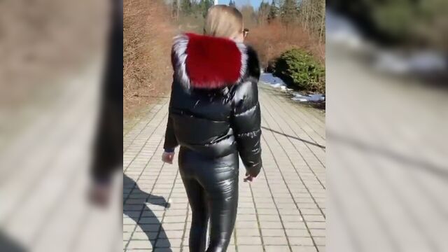 Miss Fur в блестящей короткой куртке-пуховке