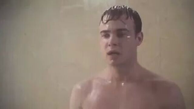 A1nyc, Alicia Sorell и Annie Sorell, сцена в душе