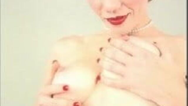 Вся натуральная рыжая порнозвезда в нижнем белье и чулках в стиле пин-ап Dita мастурбирует раздеванием