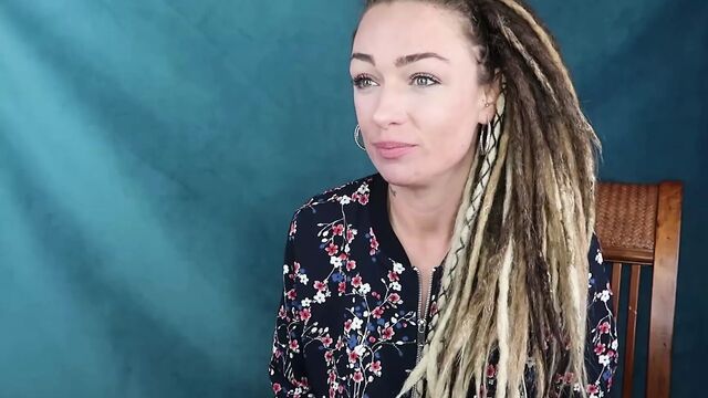 Милфа YouTuber просвечивающиеся леггинсы примеряет и приседает