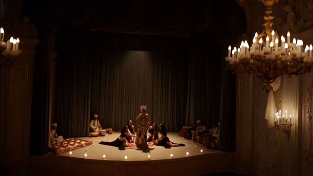 Танцовщица соблазняет перед тем как обнажиться на сцене