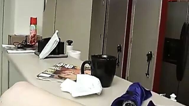 Супер сексуальная пожилая дама такая возбужденная, что ей приходится мастурбировать