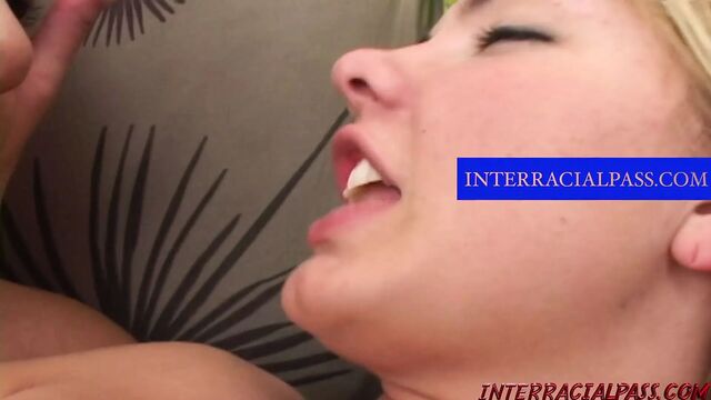 Kyley переходит от покупок на елке к траху с черным хуем