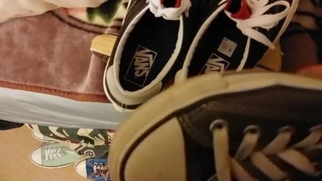 Огромная порция спермы на дамских кроссовках Vans