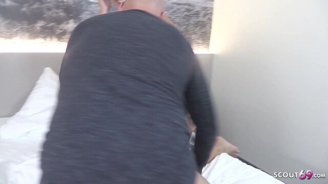 Немецкая милфа-женщина с большой задницей Sarah Starr на настоящем свидании с фанатом