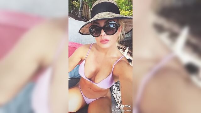 Www - Mandy Rose в розовом бикини