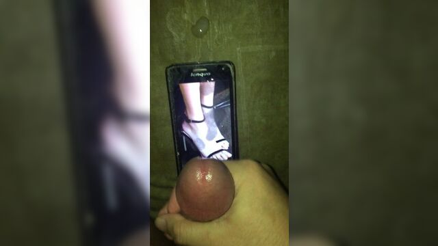 Сперма на сексуальных ступнях Angelina Jolie