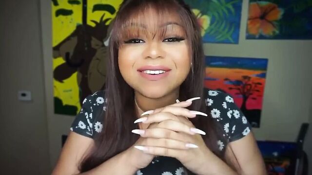 Грудастая экзотическая YouTube показывает, как изменить пирсинг сосков