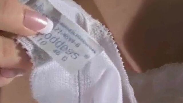 Красивая богиня в лифчике 110