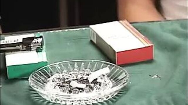 Missy начинает учиться курить, вдыхать и выдыхать